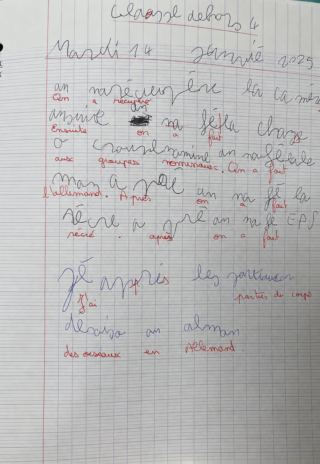 Cahier d'un enfant avant la rééducation : lettres mal formées, mots illisibles corrigés en rouge